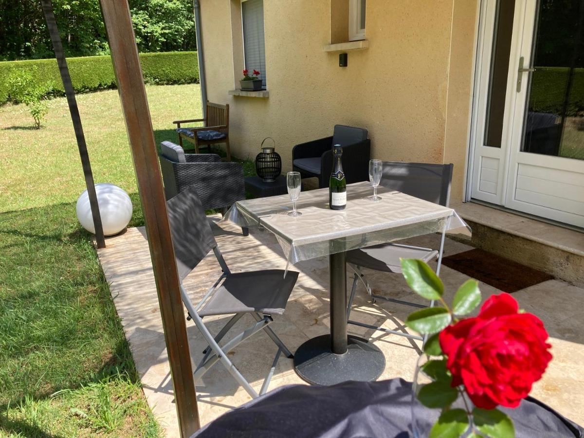 Gite Des Combes Blanches Avec Piscine Frayssinet-le-Gélat Exterior foto